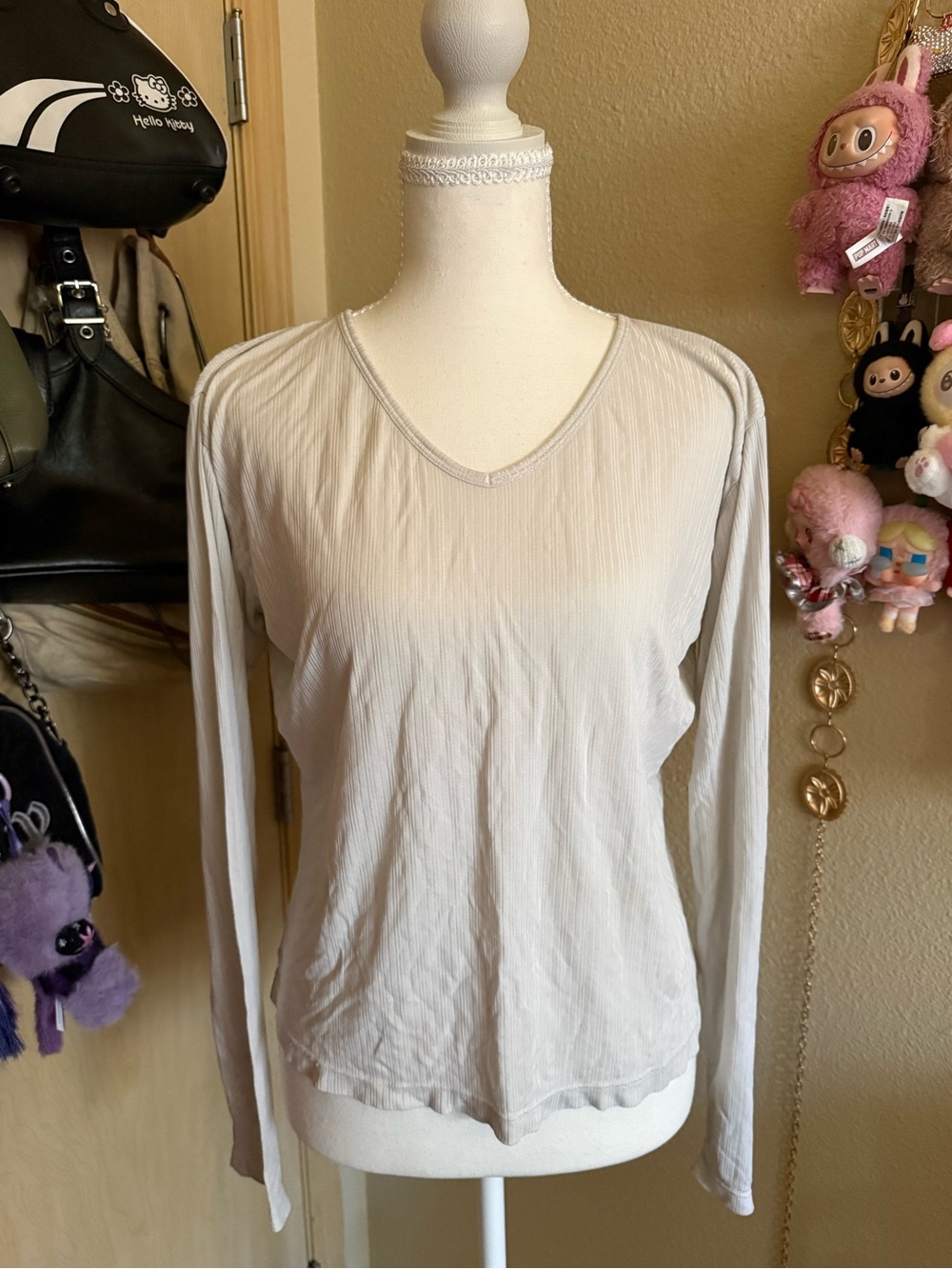 REI Women's Light Cream V-Neck Long Sleeve Top